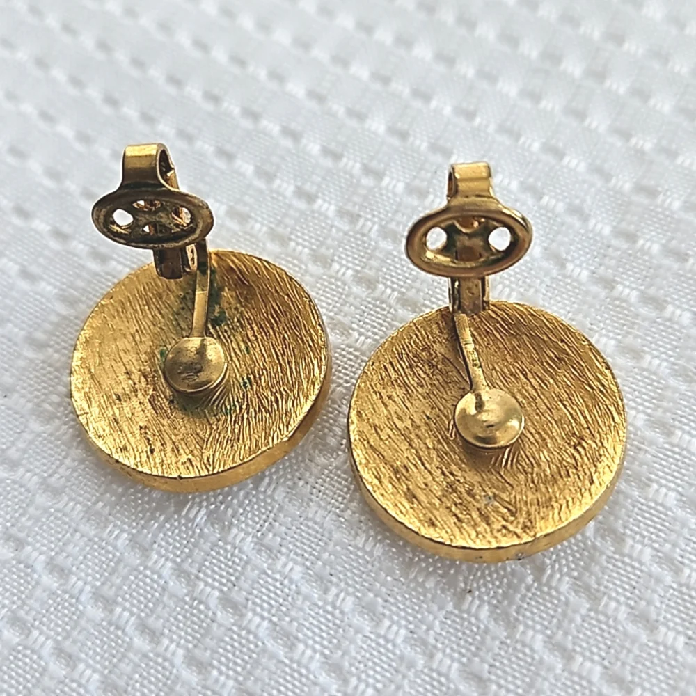 Vintage Crown Trifari White Enamel Gold Tone Round Clip On Earrings